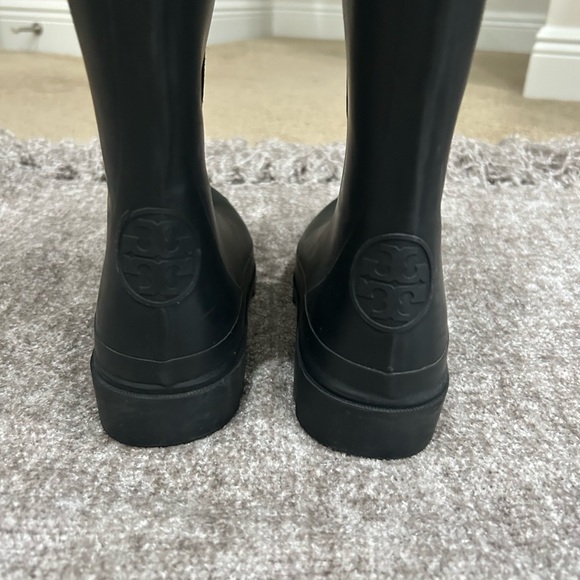 Tory Burch, knee-high rubber boots with gold hardware. Size 7 - Picture 8 of 11